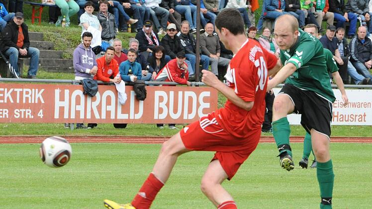 Szenen vom Relegationsspiel zwischen dem TSV Rothhausen/Thundorf (rote Trikots) und der DJK Weichtungen (5:2 n.V.).
