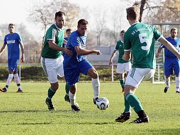 Der Baunacher Thomas Otto (am Ball) wird von Sebastian Heger verfolgt; vorne Sebastian Beierlein vom SV Zapfendorf. Fotos: sportpress