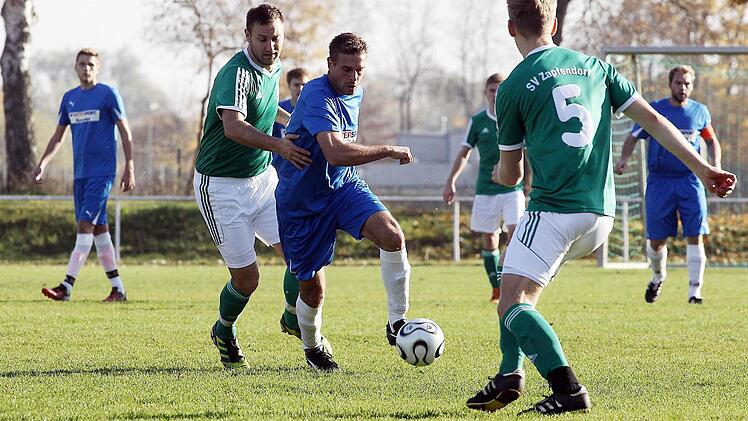 Der Baunacher Thomas Otto (am Ball) wird von Sebastian Heger verfolgt; vorne Sebastian Beierlein vom SV Zapfendorf. Fotos: sportpress