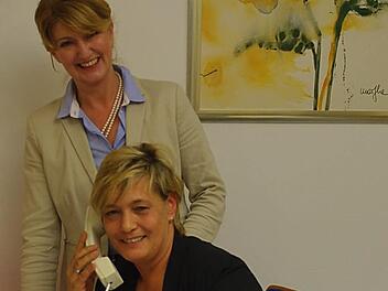 Karin Büttner (sitzend) ist die neue Heimleiterin des Lucas-Cranach-Hauses - dahinter die Geschäftsführerin des Diakonischen Werks Ludwigsstadt-Kronach/Michelau, Karin Pfadenhauer.  Foto: Heike Schülein