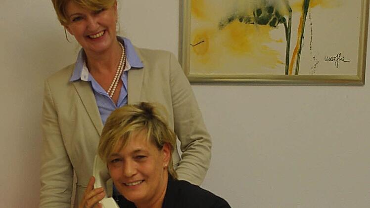 Karin Büttner (sitzend) ist die neue Heimleiterin des Lucas-Cranach-Hauses - dahinter die Geschäftsführerin des Diakonischen Werks Ludwigsstadt-Kronach/Michelau, Karin Pfadenhauer.  Foto: Heike Schülein