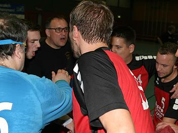Trainer Matthias Batzner (im Hintergrund mit Brille) und seine TVE-Handballer stehen vor einem Schlüsselspiel.