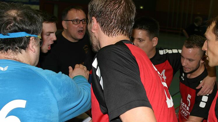 Trainer Matthias Batzner (im Hintergrund mit Brille) und seine TVE-Handballer stehen vor einem Schlüsselspiel.