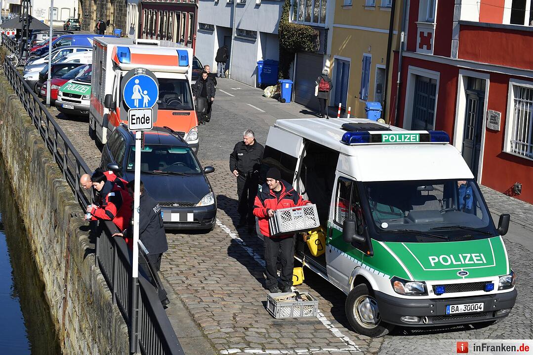 Nach Raubüberfall: Polizei und Taucher am alten Kanal in Bamberg