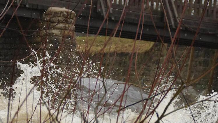 Die Rodach schlägt in Unterrodach hohe Wellen. Foto: Marco Meißner
