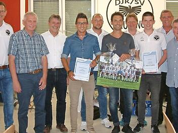 Bei der Neufanger Feier (v. l.): Vorsitzender Bernd Haderlein, BFV-Kreisjugendleiter Michael Deuerling, Bürgermeister Gerhard Wunder, Torschützenkönig Frank Tucci, stellvertretender Vorsitzender Marco Wich, Trainer Alexander Schmidt, Jugendtrainer Rudolf Kotschenreuther, A-Jugend-Spielführer Hannes Wich, Berthold Föhrweisern (Püls) und BFV-Kreissportgerichtsvorsitzender Siegfried Baier  Foto: Hans Franz