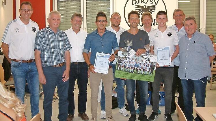 Bei der Neufanger Feier (v. l.): Vorsitzender Bernd Haderlein, BFV-Kreisjugendleiter Michael Deuerling, Bürgermeister Gerhard Wunder, Torschützenkönig Frank Tucci, stellvertretender Vorsitzender Marco Wich, Trainer Alexander Schmidt, Jugendtrainer Rudolf Kotschenreuther, A-Jugend-Spielführer Hannes Wich, Berthold Föhrweisern (Püls) und BFV-Kreissportgerichtsvorsitzender Siegfried Baier  Foto: Hans Franz