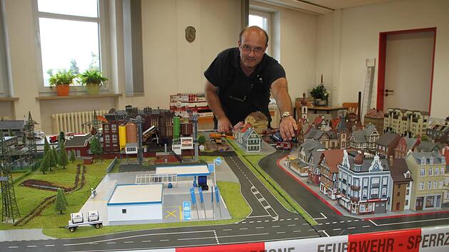 Kreisbrandmeister Jürgen Hochgesang präsentiert das "Planspiel" der Feuerwehr Kulmbach, auf dem viele Einsatzszenarien der Stadt detailgetreu nachgestellt werden können. Foto: Andreas Schmitt