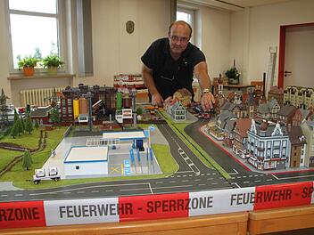 Kreisbrandmeister Jürgen Hochgesang präsentiert das "Planspiel" der Feuerwehr Kulmbach, auf dem viele Einsatzszenarien der Stadt detailgetreu nachgestellt werden können. Foto: Andreas Schmitt