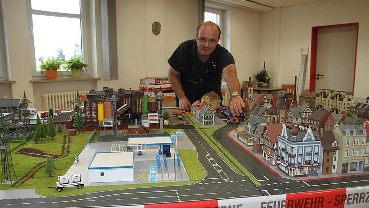 Kreisbrandmeister Jürgen Hochgesang präsentiert das "Planspiel" der Feuerwehr Kulmbach, auf dem viele Einsatzszenarien der Stadt detailgetreu nachgestellt werden können. Foto: Andreas Schmitt