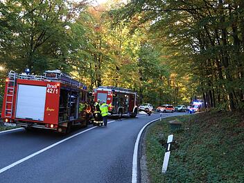 Ein 17-j&auml;hriger  Biker geriet am Samstag mit seinem Motorrad in den Gegenverkehr. Der junge Mann wurde bei dem Unfall t&ouml;dlich verletzt. Foto: NEWS5 / Merzbach