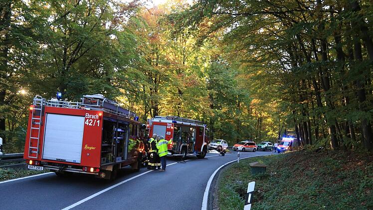 Ein 17-j&auml;hriger  Biker geriet am Samstag mit seinem Motorrad in den Gegenverkehr. Der junge Mann wurde bei dem Unfall t&ouml;dlich verletzt. Foto: NEWS5 / Merzbach