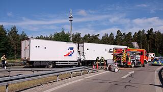 Lastwagenfahrer stirbt nach schwerem Auffahrunfall auf A3
