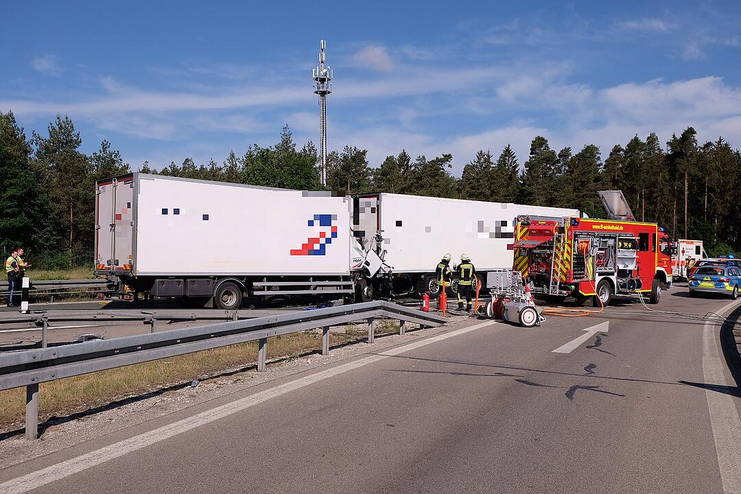 Lastwagenfahrer stirbt nach schwerem Auffahrunfall auf A3
