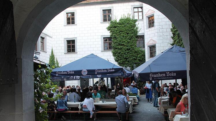 Der Innenhof des wasserschlosses hatte sich f&uuml;r das Fest in eine Weinlaube verwandelt. Foto: Herbert Fischer