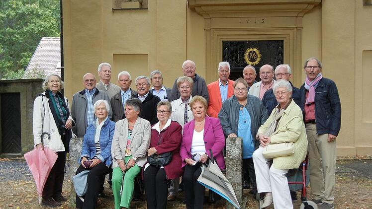 Das Gruppenfoto des Jahrgangs 1943 vor der Talkirche: Rechts der Organisator Herbert Mangold, der mit seinen Mürschter Schulfreunden ein interessantes Wochenende für seine ehemaligen Mitschüler zusammenstellte.Gerd Michel