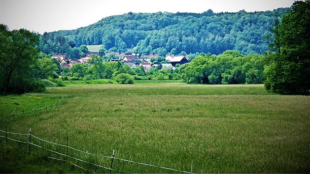 Im Rahmen des Flurneuordnungsverfahrens "Schlömen" soll neben dem bereits geplanten Ausbau eines landwirtschaftlichen Weges von Schlömen nach Himmelkron bis zur "Baille-Maille-Brücke", der auch von den Radfahrern genutzt werden kann, eine ähnliche Anbindung von Schlömen nach Trebgast durch das Amt für Ländliche Entwicklung geprüft werden; hier ein Blick vom Neuenmarkter Ortsteil Schlömen aus auf Trebgast. Am linken Bildrand könnte der kombinierte Weg für die Landwirtschaft und die Radfahrer e...