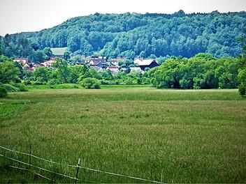 Im Rahmen des Flurneuordnungsverfahrens "Schlömen" soll neben dem bereits geplanten Ausbau eines landwirtschaftlichen Weges von Schlömen nach Himmelkron bis zur "Baille-Maille-Brücke", der auch von den Radfahrern genutzt werden kann, eine ähnliche Anbindung von Schlömen nach Trebgast durch das Amt für Ländliche Entwicklung geprüft werden; hier ein Blick vom Neuenmarkter Ortsteil Schlömen aus auf Trebgast. Am linken Bildrand könnte der kombinierte Weg für die Landwirtschaft und die Radfahrer e...