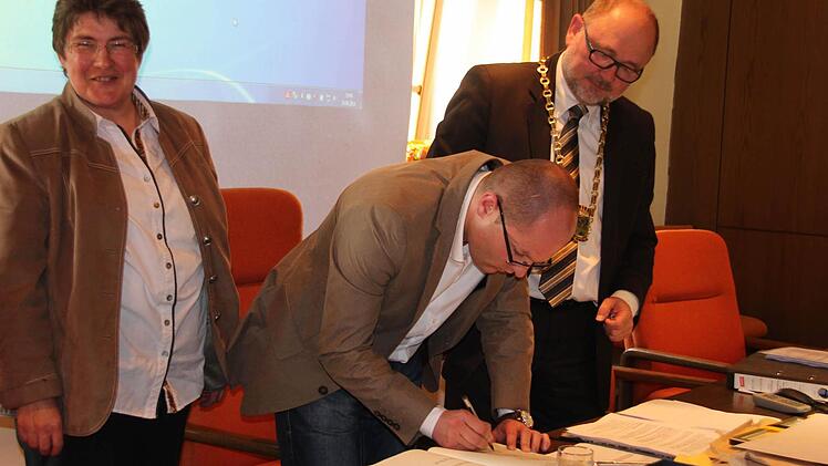 Zweite Bürgermeisterin Gabriele Rögner und Dritter Bürgermeister Sebastian Stastny trugen sich ebenfalls ein.