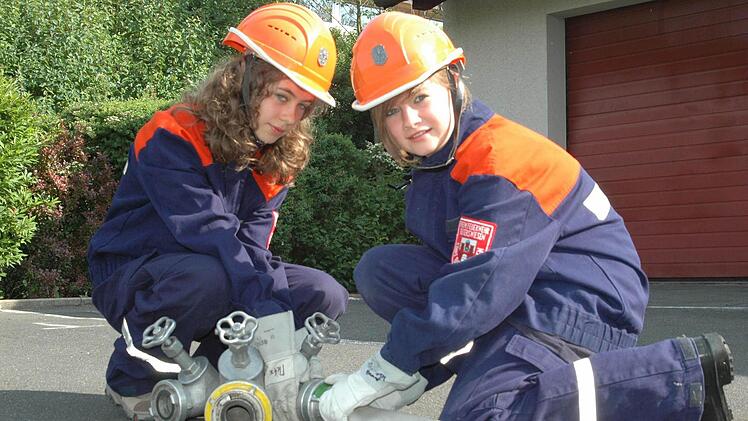 Heute sind junge Frauen auch im normalen Feuerwehrdienst aktiv. Juliane Metz und Anna Voll sind in ihrem Element.  Fotos: Klopf
