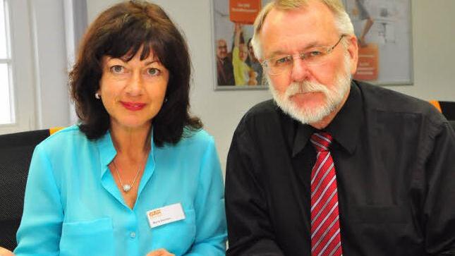 Ausfalltage über Landesniveau: Maria Steinlein, Leiterin des DAK-Servicezentrums in Bayreuth und Professor Manfred Wolfersdorf stellten den DAK-Gesundheitsreport vor. Foto: Stephan-Herbert Fuchs
