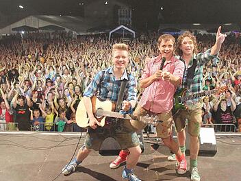 Wie schon bei der Premiere 2013: Die drei "Dorfrocker" (von links) Tobias, Markus und Philipp Thomann veranstalteten bei ihrem "Dorfair" wieder eine bombastische Show. Die Fans waren schier aus dem Häuschen. Foto: Ralf Naumann