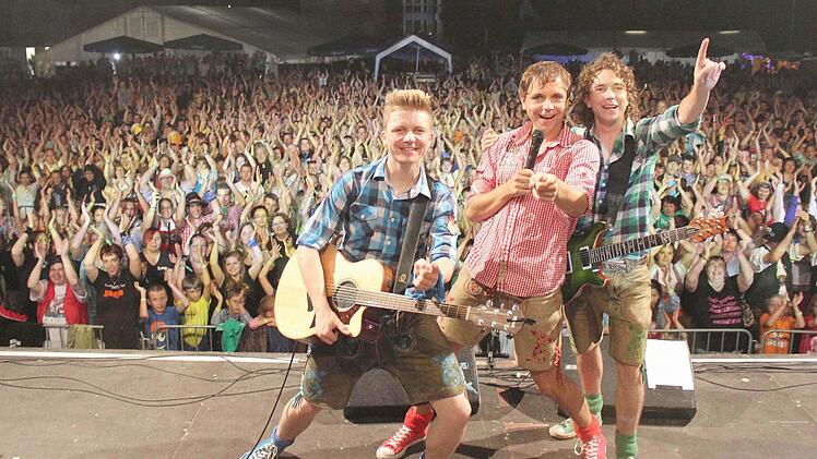 Wie schon bei der Premiere 2013: Die drei "Dorfrocker" (von links) Tobias, Markus und Philipp Thomann veranstalteten bei ihrem "Dorfair" wieder eine bombastische Show. Die Fans waren schier aus dem Häuschen. Foto: Ralf Naumann
