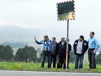 Auf der KC 17 heranfahrende Fahrzeuge sind im Verkehrsspiegel jetzt deutlich sichtbar. Es freuen sich die Land- und Forstwirte und Mitglieder der Dorfgemeinschaft (von links) Josef Beez, Andreas Rudhardt, Robert Jakob, Gerd Gehring, Dritter Bürgermeister Wolfgang Förtsch und Marktgemeinderat Klaus Dressel. Foto: K.- H. Hofmann