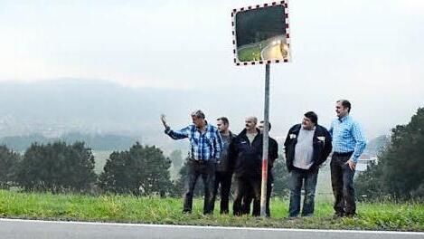 Auf der KC 17 heranfahrende Fahrzeuge sind im Verkehrsspiegel jetzt deutlich sichtbar. Es freuen sich die Land- und Forstwirte und Mitglieder der Dorfgemeinschaft (von links) Josef Beez, Andreas Rudhardt, Robert Jakob, Gerd Gehring, Dritter Bürgermeister Wolfgang Förtsch und Marktgemeinderat Klaus Dressel. Foto: K.- H. Hofmann
