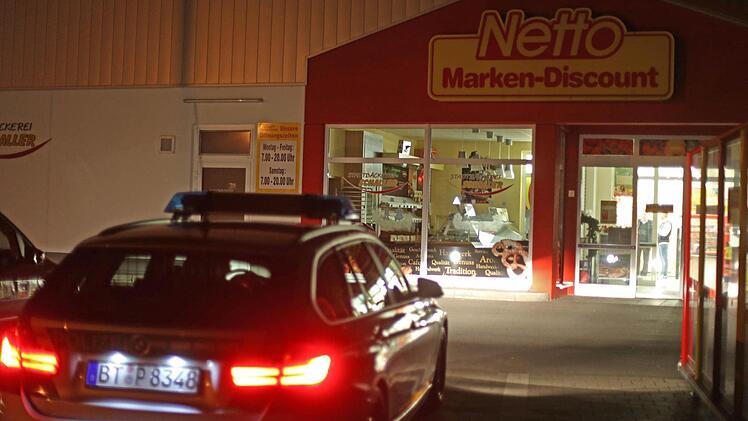 Dieser Supermarkt wurde am Donnerstag von zwei unbekannten Täter überfallen. Fotos: News5/Herse