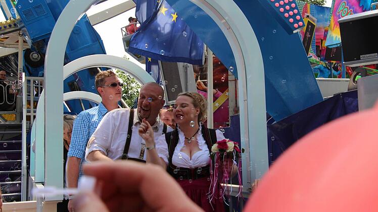 Hochzeit auf der Bergkerwa: Christian Stenz und Daniela Doppel aus Erlangen heirateten auf der Bergkirchweih 2015 Foto: Christian Bauriedel
