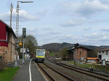 Mit dem Abbruch des ehemaligen Paketlagers hat die Umgestaltung des Untersteinacher Bahnhofs im Sommer bereits begonnen. Jetzt besteht auch wieder Hoffnung, dass die beiden Gleise zur Personenbeförderung barrierefrei miteinander verbunden werden. Foto: Archiv/Wulf