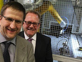 Werksleiter Joachim Prölss (links) und Umweltschutzexperte Martin Schmidt vor einem Sinterofen in Bad Brückenau.  Fotos: Benedikt Borst