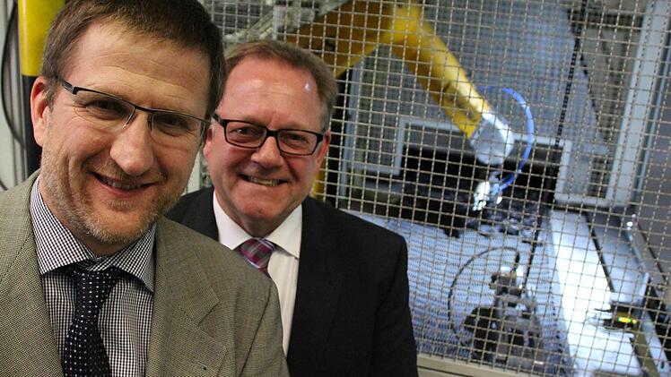 Werksleiter Joachim Prölss (links) und Umweltschutzexperte Martin Schmidt vor einem Sinterofen in Bad Brückenau.  Fotos: Benedikt Borst