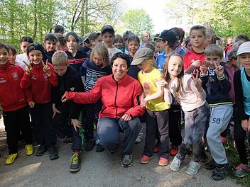 Die Henneberg-Grundschüler liefen für einen guten Zweck. Foto: Czelustek