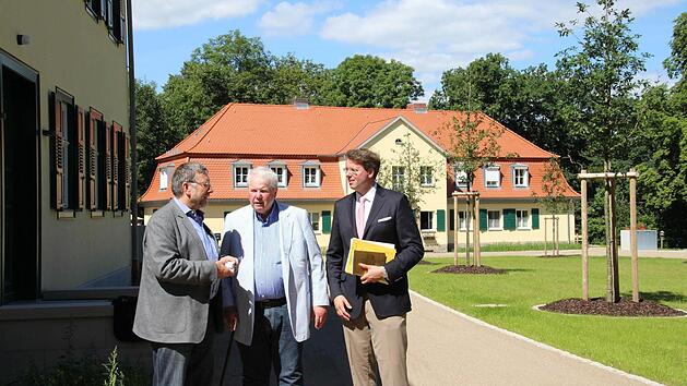 Hans-Heinrich Eidt, Andreas Prinz von Sachsen-Coburg und Gotha sowie Erbprinz Hubertus im Innenhof der neuen Wohnanlage Foto: Simone Bastian