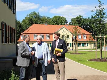 Hans-Heinrich Eidt, Andreas Prinz von Sachsen-Coburg und Gotha sowie Erbprinz Hubertus im Innenhof der neuen Wohnanlage Foto: Simone Bastian