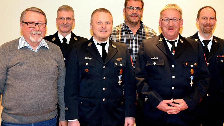 Den für 25- bzw. 40-Jahre geehrten gratulierte stellvertretender Kommandant und Vorsitzender Georg Schmitt. Auf unserem Foto (von links): Günter Lamsbach, Detlef Schubert, Torsten Issing, Armin Buscham, Ralf Schöniger und Georg Schmitt.