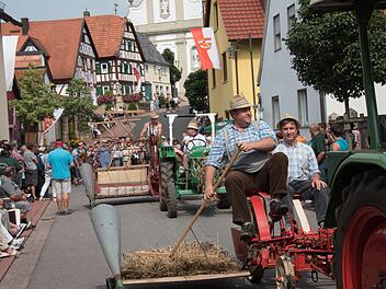 Die Rundfahrt historischer Fahrzeuge und die Vorführung verschiedener Landmaschinen sind die Programmhöhepunkte des zehnjährigen Vereinsjubiläums der Museums- und Landmaschinenfreunde Fuchsstadt.Ludwig Deschner