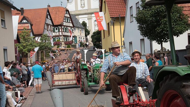 Die Rundfahrt historischer Fahrzeuge und die Vorführung verschiedener Landmaschinen sind die Programmhöhepunkte des zehnjährigen Vereinsjubiläums der Museums- und Landmaschinenfreunde Fuchsstadt.Ludwig Deschner