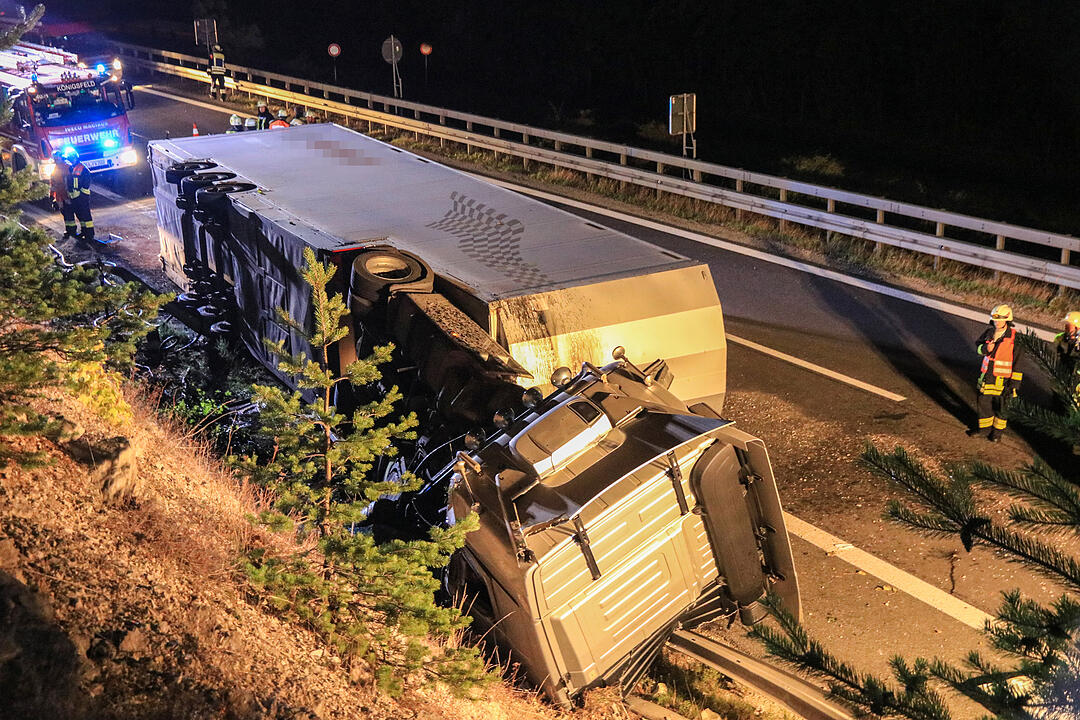 Gegen Felswand gekracht und aus Fahrzeug geschleudert