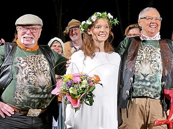 Das Autoren-Ehepaar Iny Klocke und Elmar Wohlrath freut sich mit der jungen Hauptdarstellerin Sabrina Schmidt über eine grandiose Premiere der "Wanderhure".  Foto: Dieter Hübner
