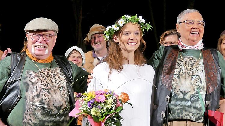 Das Autoren-Ehepaar Iny Klocke und Elmar Wohlrath freut sich mit der jungen Hauptdarstellerin Sabrina Schmidt über eine grandiose Premiere der "Wanderhure".  Foto: Dieter Hübner