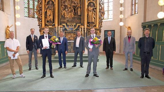 Mit dem Preis des Landkreises Kulmbach wurden der Altenkunstadter Patrick Seinert (vorn Zweiter v. r.) und der Fischbacher Lukas Birnstiel (links daneben) aus der 13. Klasse der Adalbert-Raps-Schule ausgezeichnet.  Foto: Stephan Stöckel