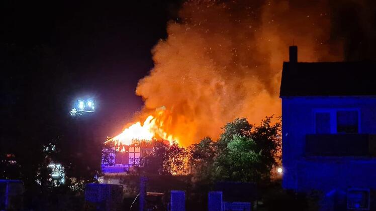 Vom Boden und mit zwei Drehleitern bekämpften in der Nacht insgesamt 136 Feuerwehrleute die Flammen. Michael Stelzner