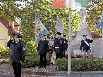 Am Kriegerdenkmal gedachte man nach der Kranzniederlegung aller verstorbenen und gefallenen Kameraden.