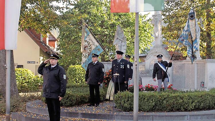 Am Kriegerdenkmal gedachte man nach der Kranzniederlegung aller verstorbenen und gefallenen Kameraden.