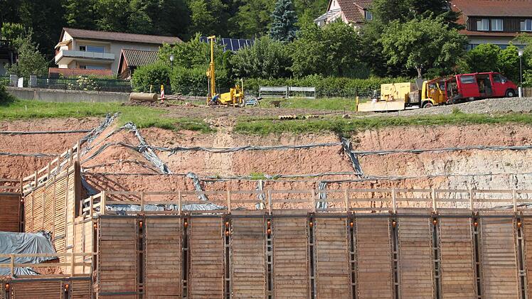 Für das neue Gutachten wurden Löcher in den Hang gebohrt. Foto: Ulrike Müller