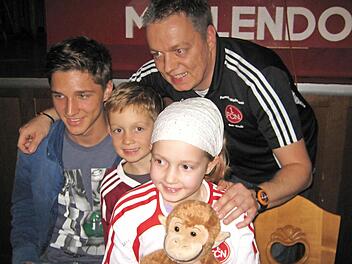 Der Club ist Herzenssache und es bleibt in der Familie. Auch der Fan-Nachwuchs wird schon in jungen Jahren in die Gemeinschaft integriert. Links im Bild Club-Spieler Niklas Stark. Fotos: Dieter Grams
