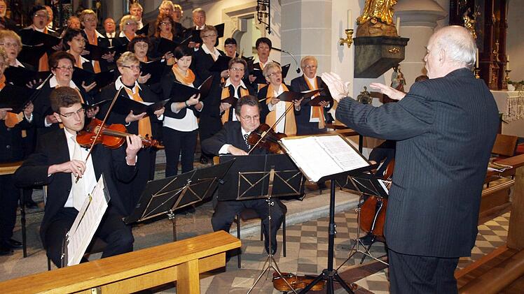 Walter Klose in seinem Element: Er dirigiert "seine" Sänger der Chorgemeinschaft Steinwiesen-Nurn und die Streicher.  Foto: Susanne Deuerling